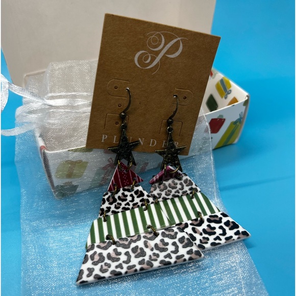 Christmas Tree Plunder earrings~So cute 🎄Leopard mixed in - Picture 2 of 3
